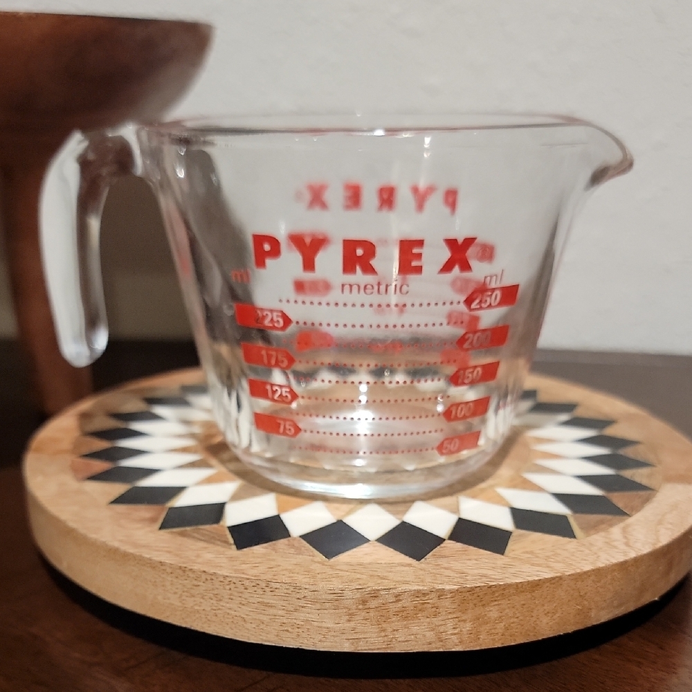 Pyrex White and Red Kitchen Tools Set - Picture 2 of 4